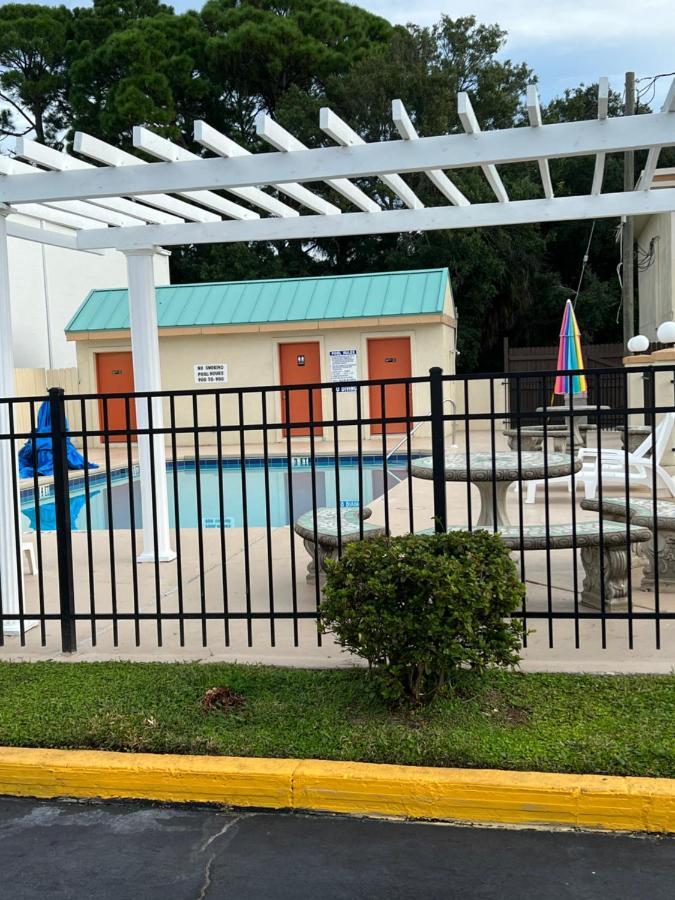 Hole Inn The Wall Hotel - Fort Walton Beach - Sunset Plaza - Nearby Beaches & Hurlburt Exterior foto
